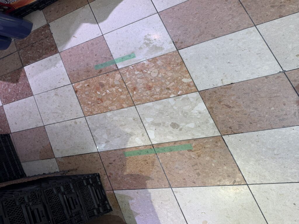 店舗内床タイル張替工事