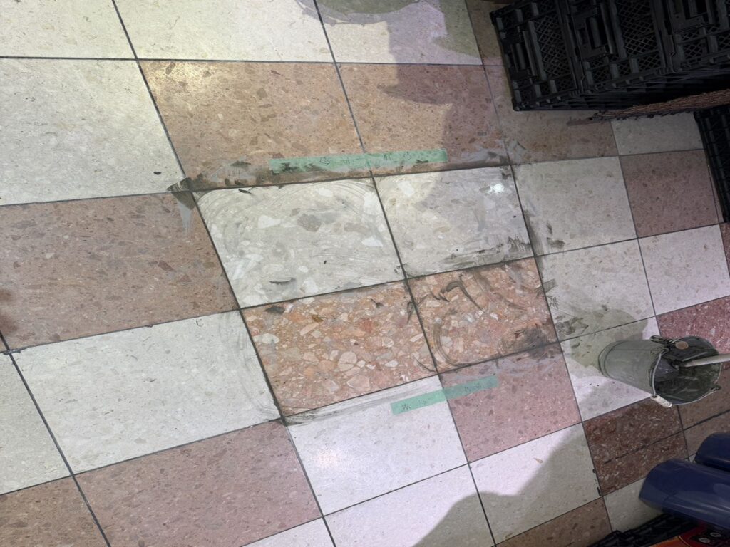 店舗内床タイル張替工事